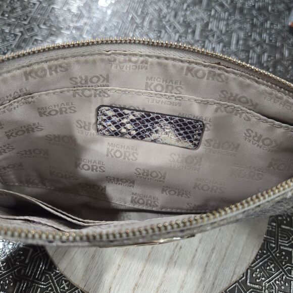 🐢 Michael Kors Snakeskin Clutch. - Picture 6 of 13
